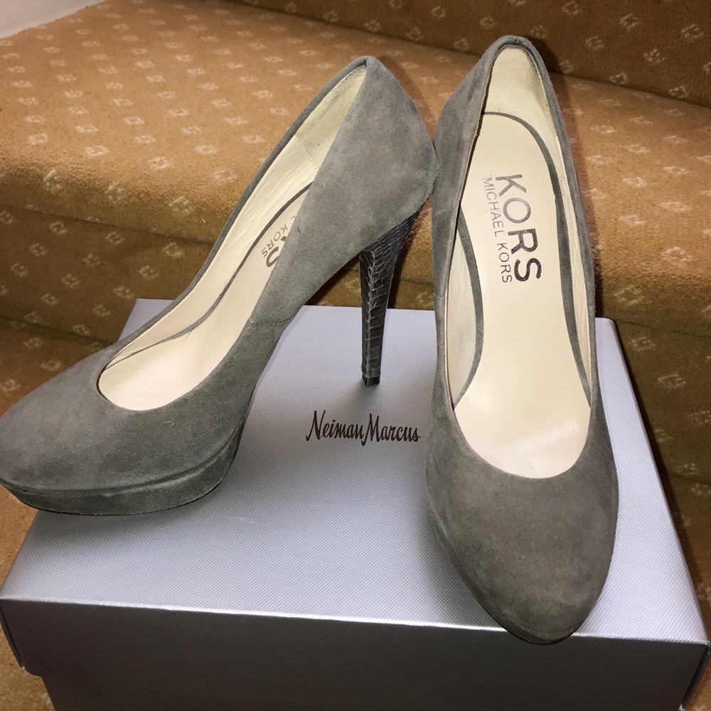 Michael Kors Suede pumps